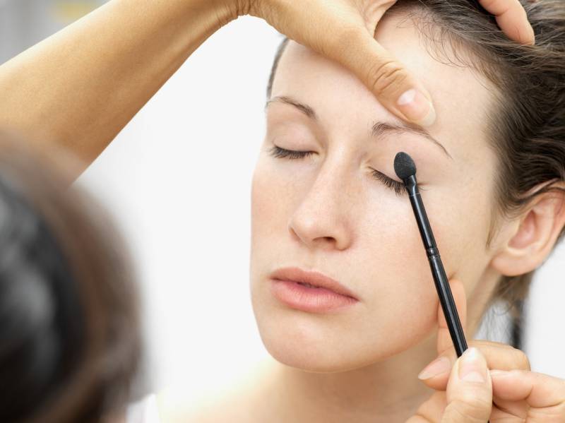 Как научиться делать красивый макияж самой себе